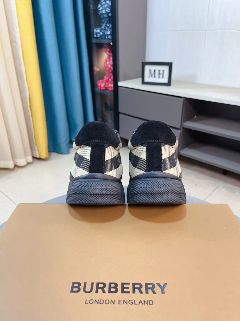 Ex-factory price 420🌹🌹"burberry" Burberry high-top original brand imported from Italy, selected cowhide with electric embroidered logo➕Genuine leather lining, breathable and comfortable (refuses to discolor and grind feet) Sole: non-slip rubber outsole, original quality, super comfortable Korean style shoes🏃 Men's shoe size: 38-44,